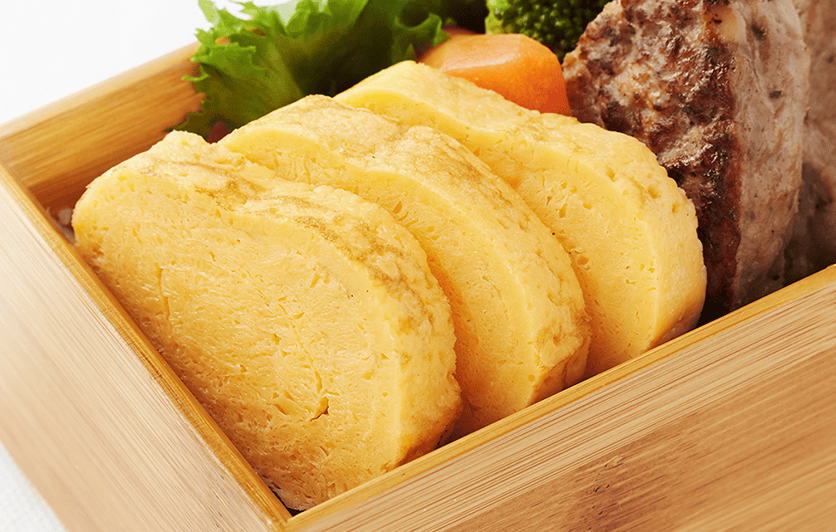 卵料理の一例:だし巻き卵と野菜の煮物